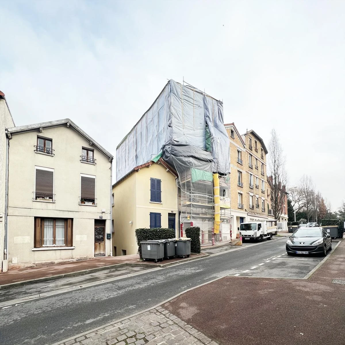 Installation d'un parapluie à Issy-les-Moulineaux (92)