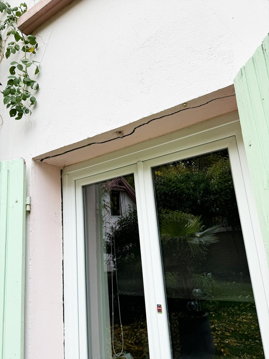 Fissures sur un linteau de la maison à Créteil (94)