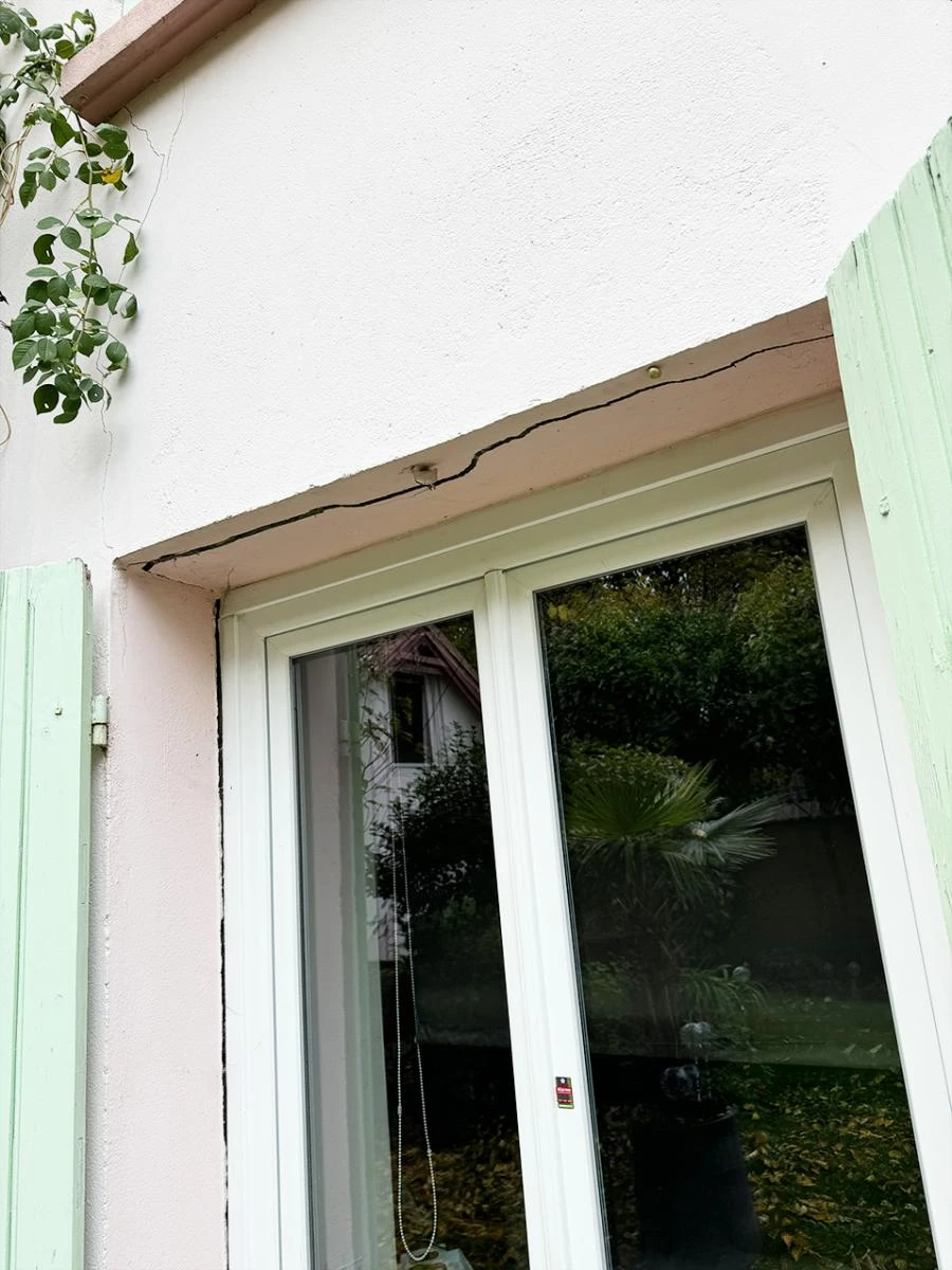 Fissures sur un linteau de la maison à Créteil (94)